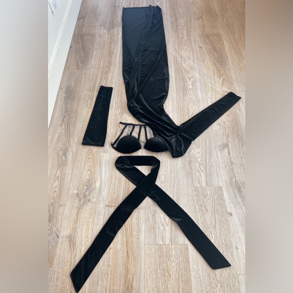 Classic black velvet 4 piece dress. XS - Picture 8 of 15